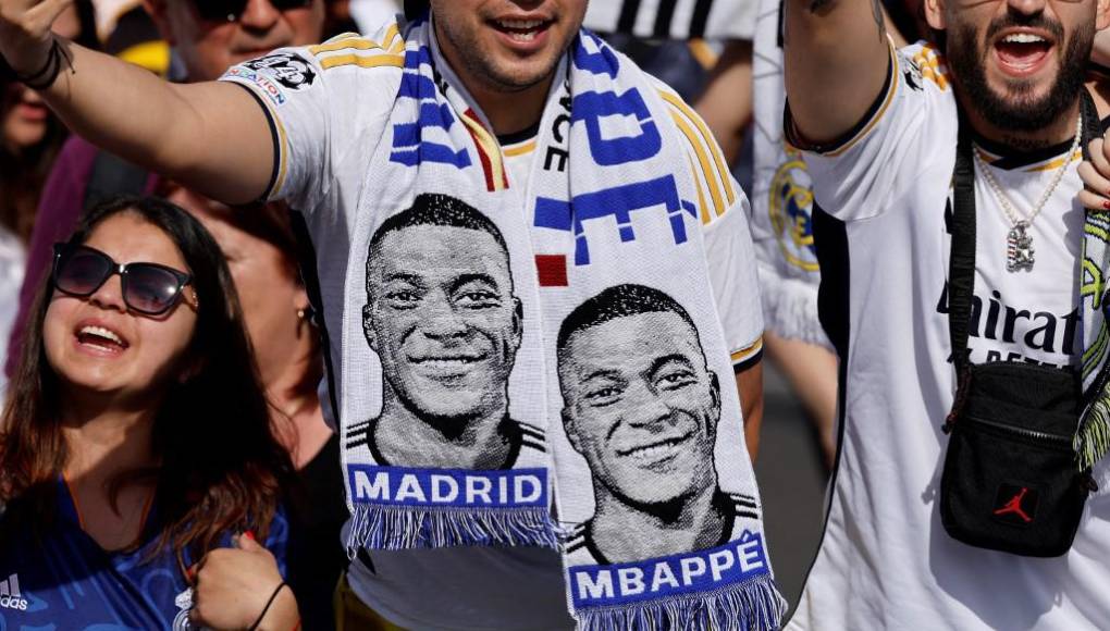 Los madridistas se volcaron a las calles y sacaron bufandas con la imagen de Mbappé.