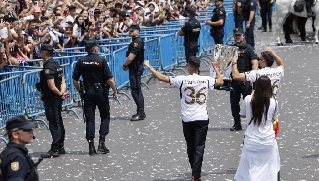 La plantilla del Real Madrid le mostró la Copa a sus aficionados. 