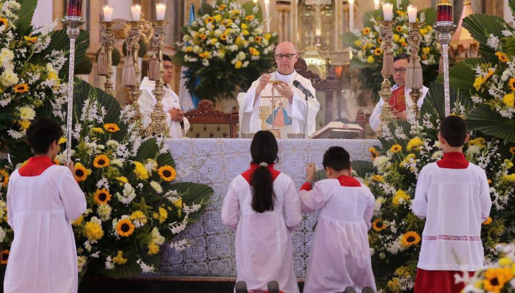 Miles de peregrinos llegan a la Basílica para participar en procesiones, misas y actividades religiosas que expresan su devoción y gratitud a la patrona del país.