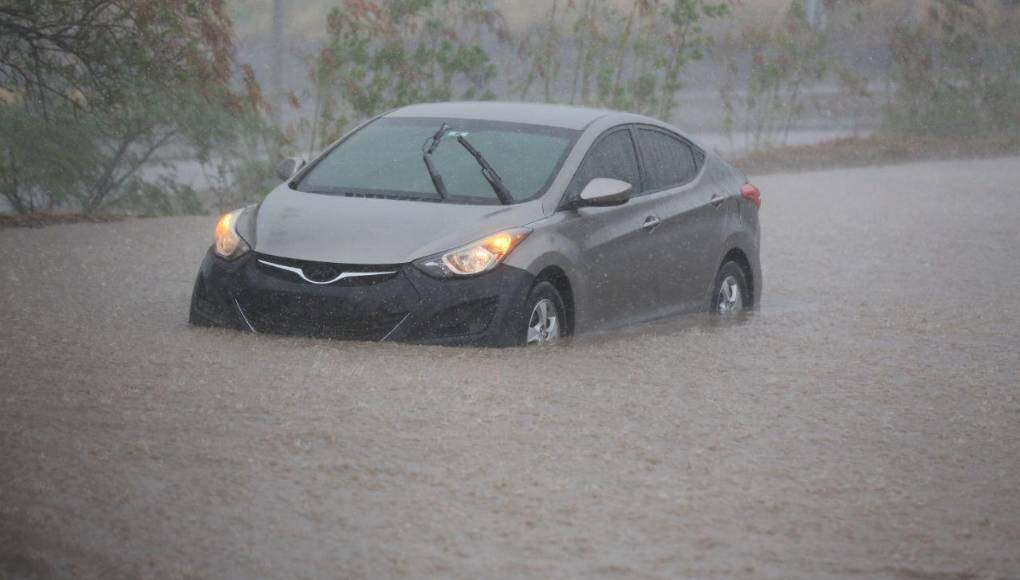 Y es que diversos ciudadanos reportaron inundaciones en las calles del bulevar del anillo periférico de Tegucigalpa, debido a las fuertes lluvias que se están dando en la capital de Honduras.