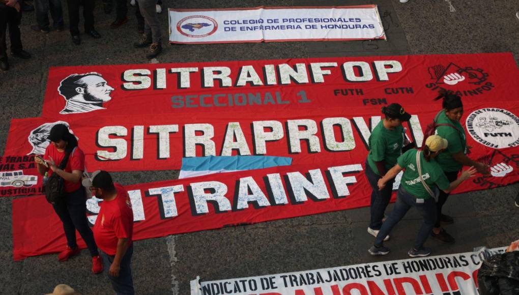 Diversos colegios profesionales y de instituciones gubernamentales integran la movilización del 1 de mayo en el Distrito Central. 
