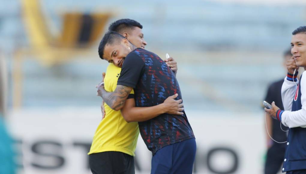 El abrazo de la buena suerte entre los excompañeros en el León.