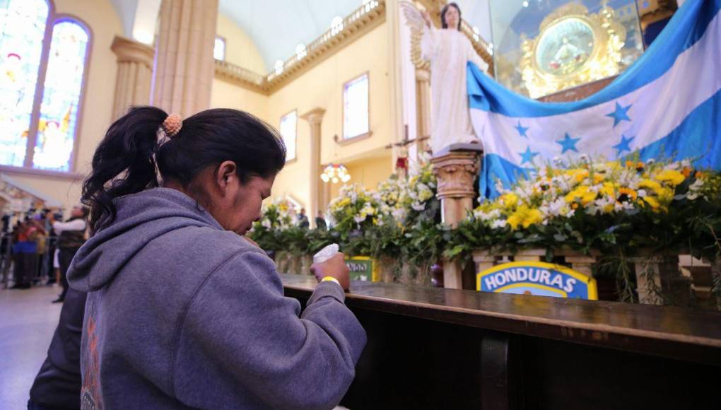 Miles de hondureños han llegado, algunos de rodillas, a la Basílica para rendir honor a la Virgen de Suyapa en el 277 aniversario de su hallazgo. 