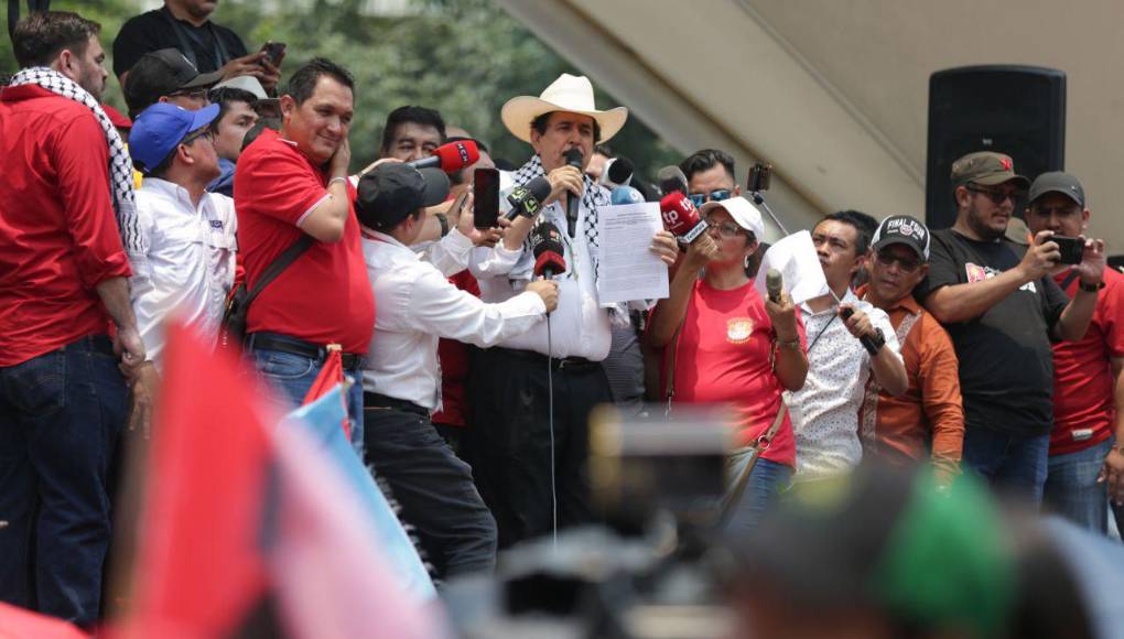 “El Congreso, liderado por Luis Redondo, ya aceptó la renuncia de alguien que nunca se identificó con esta causa revolucionaria, democrática y pacífica del Partido Libre, de la Resistencia y mucho menos, de los trabajadores, de la clase obrera. Entonces nosotros siempre estuvimos de acuerdo que su salida era necesaria y lo apoyamos para esa salida”, dijo Zelaya. 