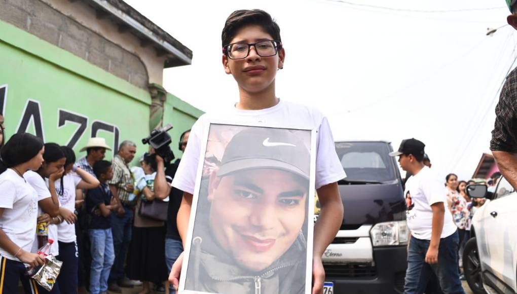 El féretro con el cuerpo de Maynor Suazo, de 39 años, arribó en un vuelo comercial a Honduras, donde fue recibido entre lágrimas por familiares y su esposa Berenice Martínez, afirmó a periodistas Martín Suazo, hermano mayor del fallecido.