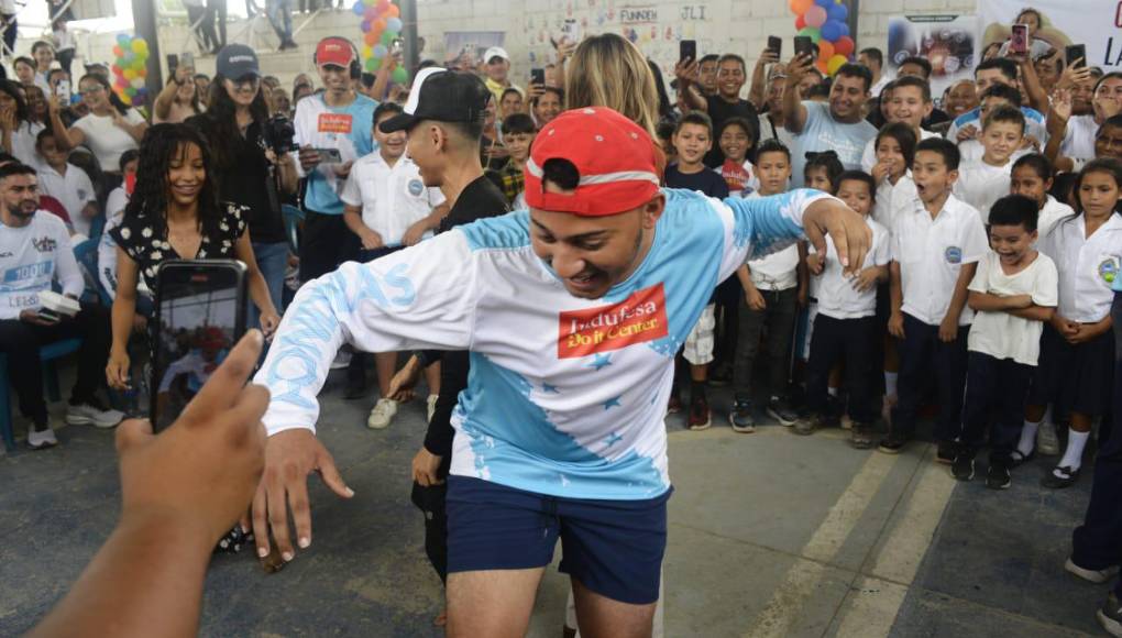 Para celebrar este hecho memorable que cambiará la vida de más de 400 niños, el centro básico organizó un programa especial cargado de muestras de gratitud, talento y sabor catracho. 
