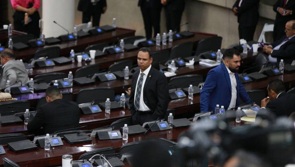 Además, aseguró que varios diputados llegan sin bañarse a las sesiones. 