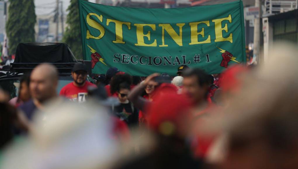 El Sindicato de Trabajadores de la Empresa Nacional de Energía Eléctrica (STNEE) es uno de los más nutridos en esta marcha. 