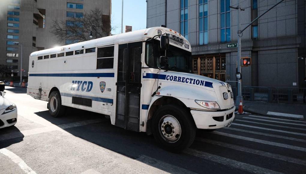 Autobús en el que se trasladan a prisioneros en la ciudad de Nueva York. 