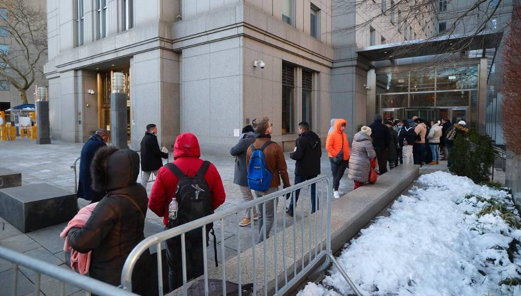 El 13 de abril, el gobierno de Honduras certificó la finalización de los procedimientos de extradición de conformidad con las órdenes judiciales anteriores, lo que resultó en la entrega de Hernández a los Estados Unidos el 21 de abril.