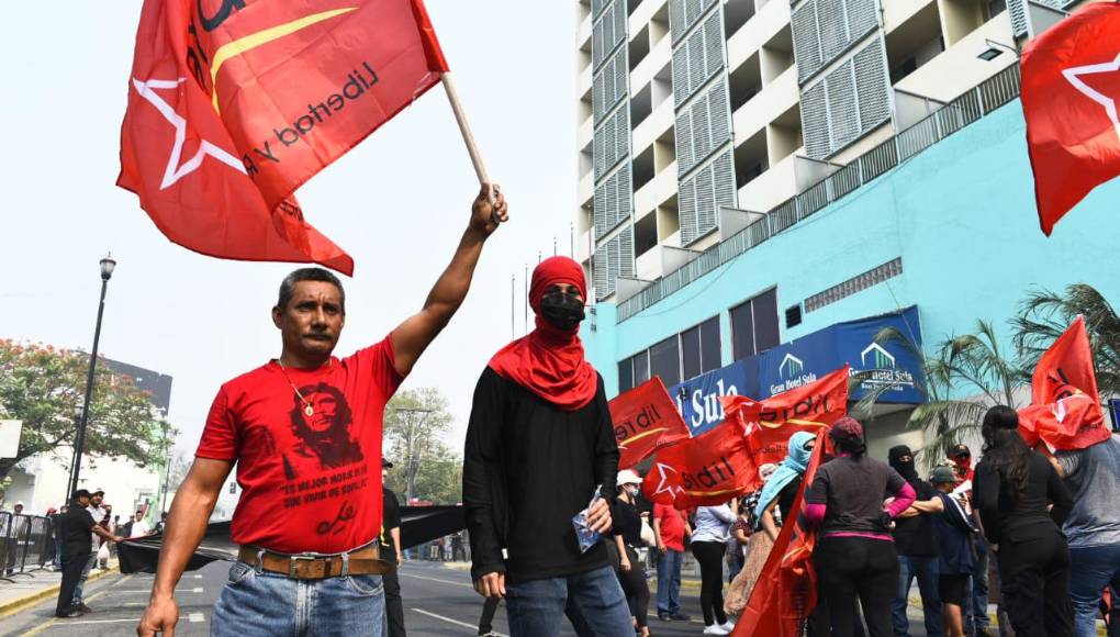 Médicos y expertos han pedido a la población disminuir la exposición directa al aire, tanto como sea posible, así como evitar la práctica de ejercicio al aire libre debido a que la capa densa de humo que cubre la ciudad es dañina.