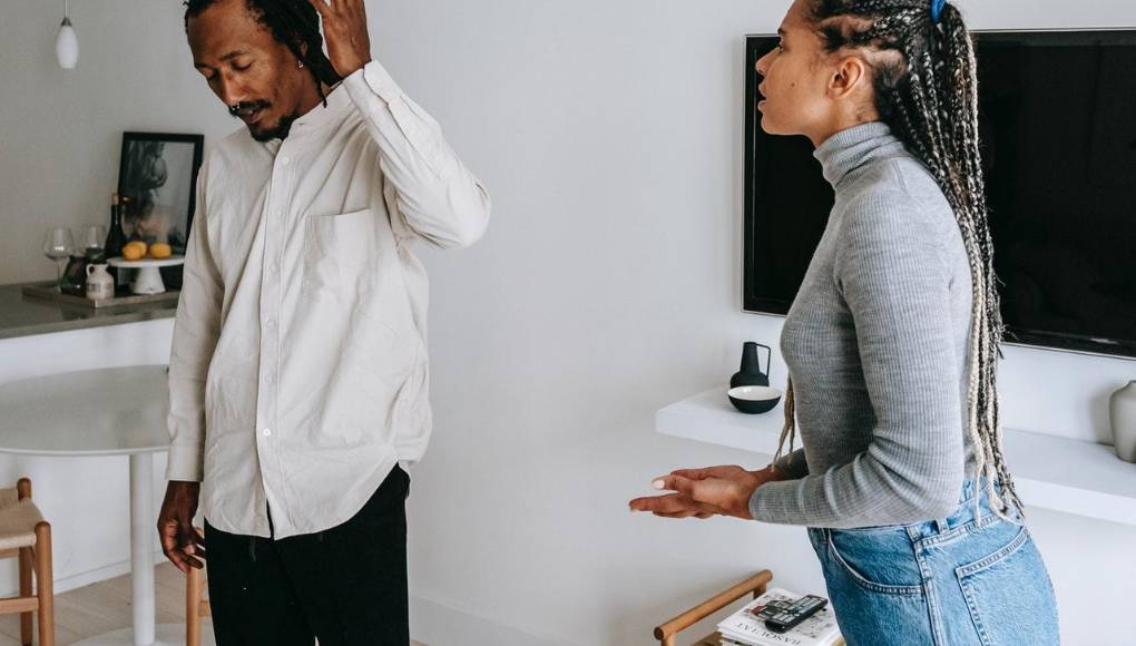 Pareja le veta a sus amigos