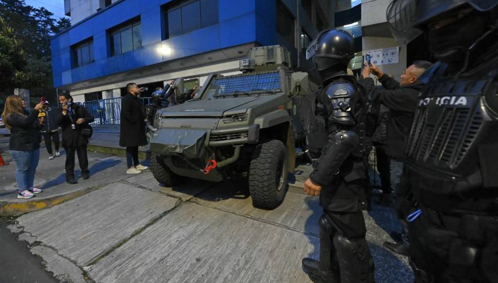 Entre los países gobernados por la izquierda, Colombia solicitó este sábado formalmente a Honduras, que ostenta la presidencia pro tempore de la Comunidad de Estados Latinoamericanos y Caribeños (Celac), una reunión extraordinaria de este organismo para abordar la posible ruptura de Ecuador del Convenio de Viena al entrar a la fuerza en la Embajada de México en Quito.