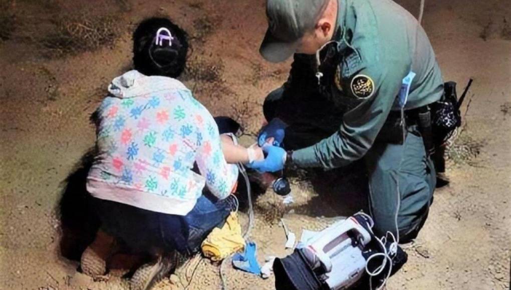 Agentes fronterizos salvan niño migrante de 2 años que sufría deshidratación