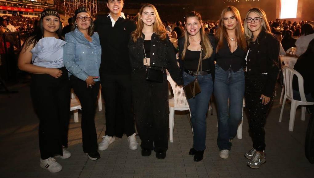 Además, estuvo presente la belleza de las mujeres hondureñas que tuvieron la oportunidad de escuchar al famoso interpretando sus éxitos más sonados.