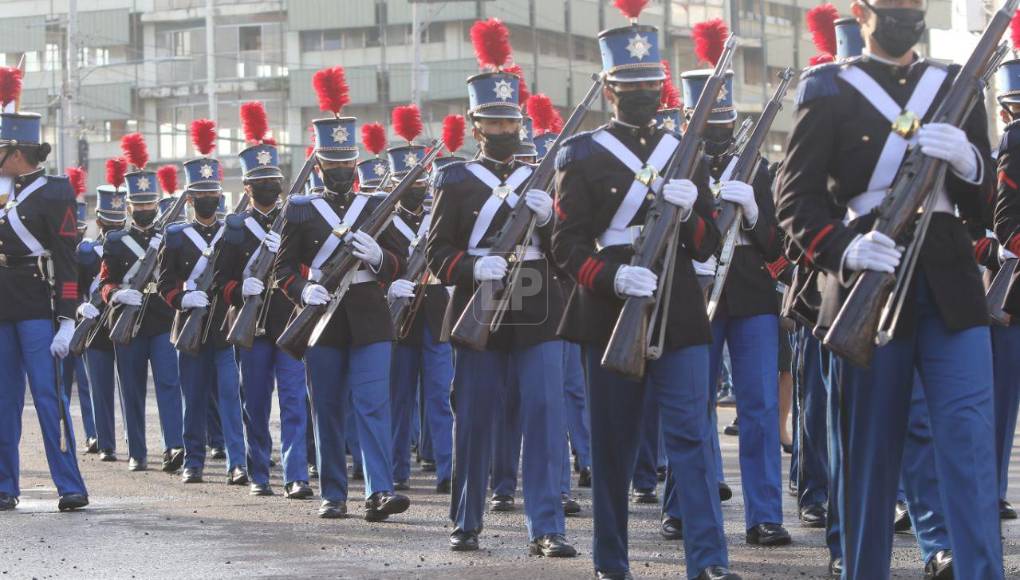Elegancia, honor y aplomo, las Fuerzas Armadas se lucen en el Día de Independencia