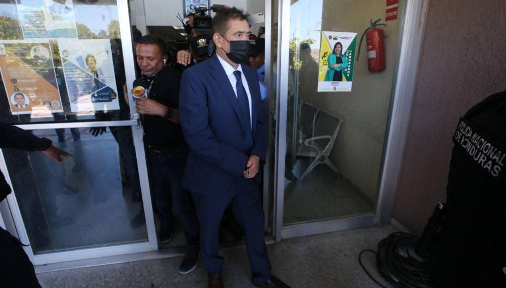  Francisco Roberto Cosenza Centeno, de 65 años y director ejecutivo de un comité de la Administración del Fondo de Protección y Seguridad Poblacional (TASA), es uno de los tres acusados por la Fiscalía estadounidense de formar parte de una trama de sobornos para asegurar con el Gobierno hondureño contratos que ascendieron a unos 10 millones de dólares.