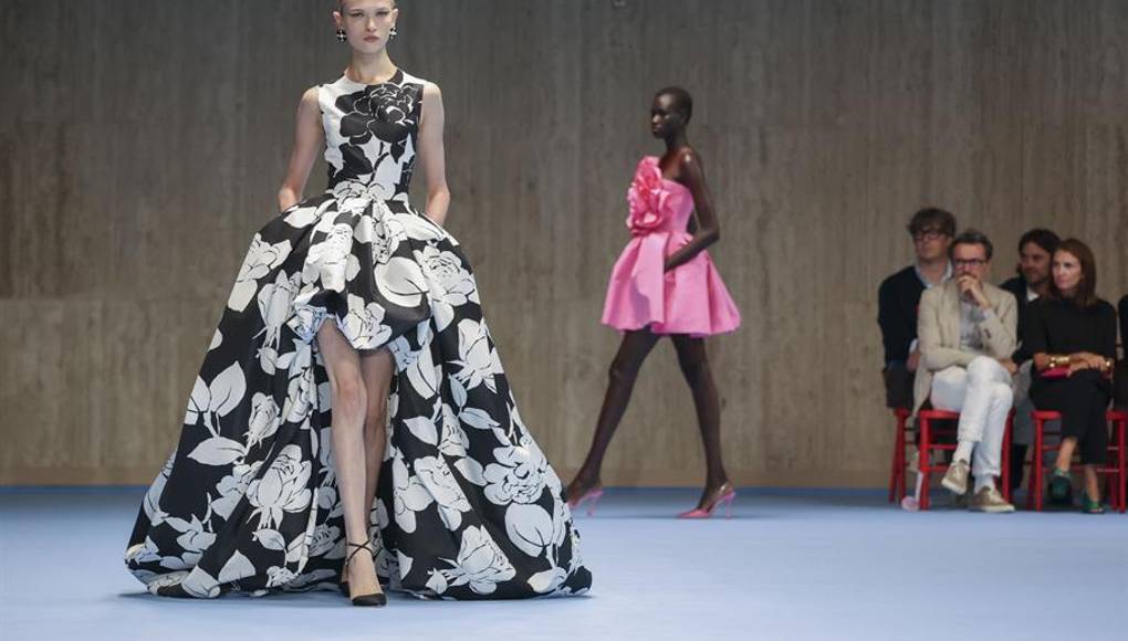 Carolina Herrera presenta en Nueva York una colección floral