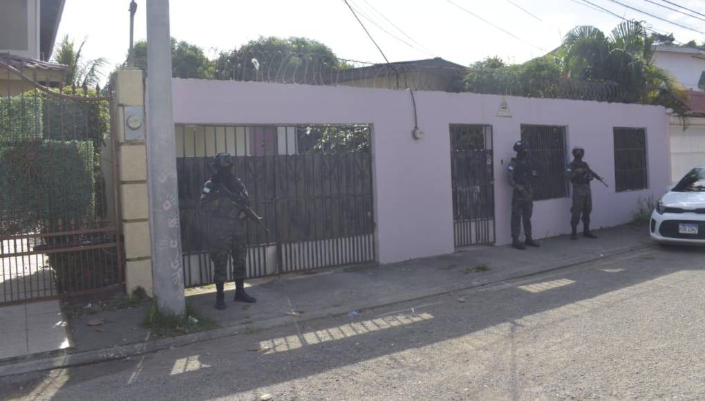 Parte de las investigaciones para la constatación de los hechos, es el decomiso de más de 2.5 toneladas de cocaína (2,523) en dos eventos en 2021, uno de ellos el 25 de agosto de 2021 donde se capturó a Francisco Federico Henríquez Gómez y Jorge Reiniery Rosales Bustillo (ya condenados) y encargados de la recepción y traslado de 2,430 kilos de cocaína desde Santos Guardiola hasta Roatán, en un camión tipo cisterna.