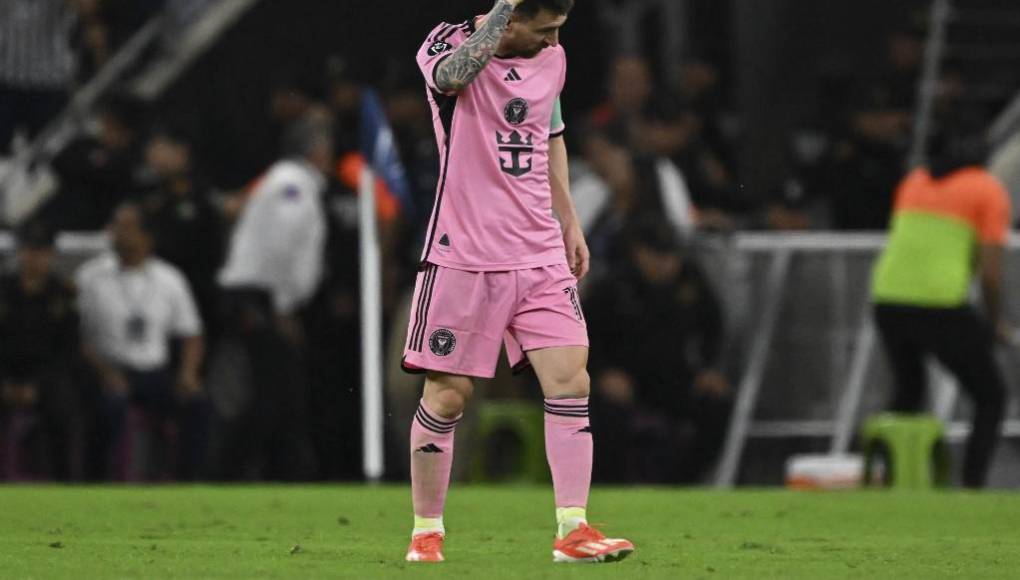 Llegó el pitazo final y Messi se fue decepcionado tras el adiós de la Copa de Campeones de Concacaf.