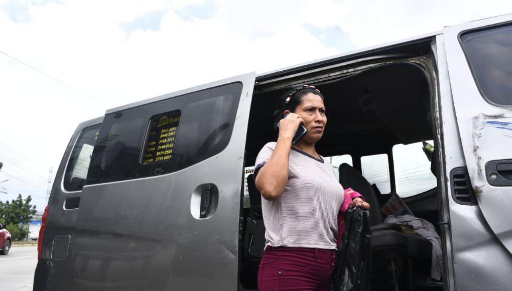 Familiares y amigos llegaron rápidamente al lugar del accidente para conocer el estado de salud de los afectados. 