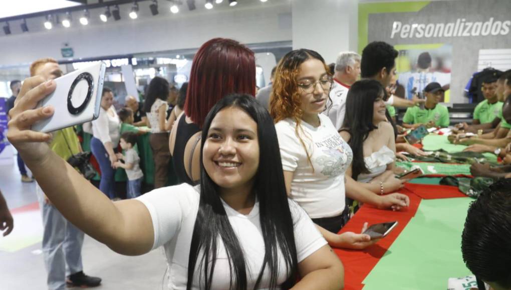 Las chicas también se hicieron presentes en la firma de autógrafos de los jugadores de Marathón. 