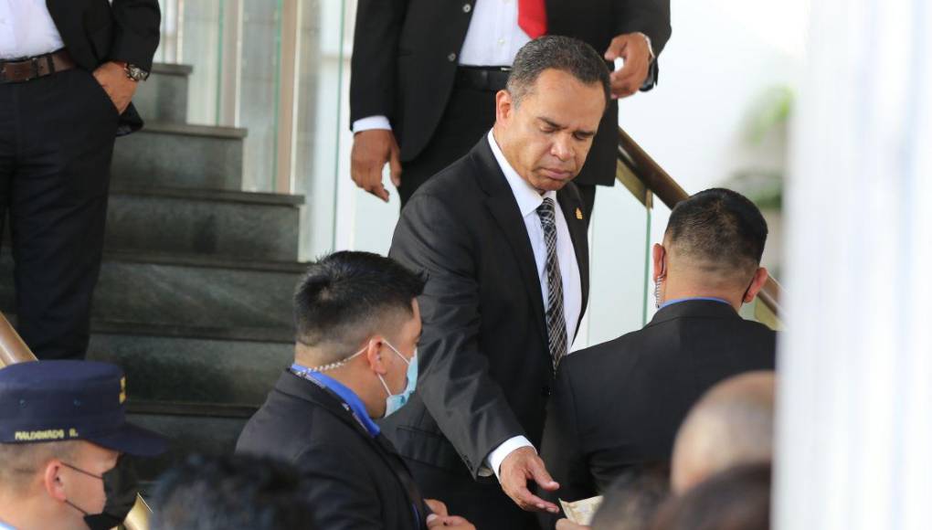 ”Aquí (CN) no se respeta la Constitución ni los protocolos y reglamentos internos”, añadió la parlamentaria nacionalista. 