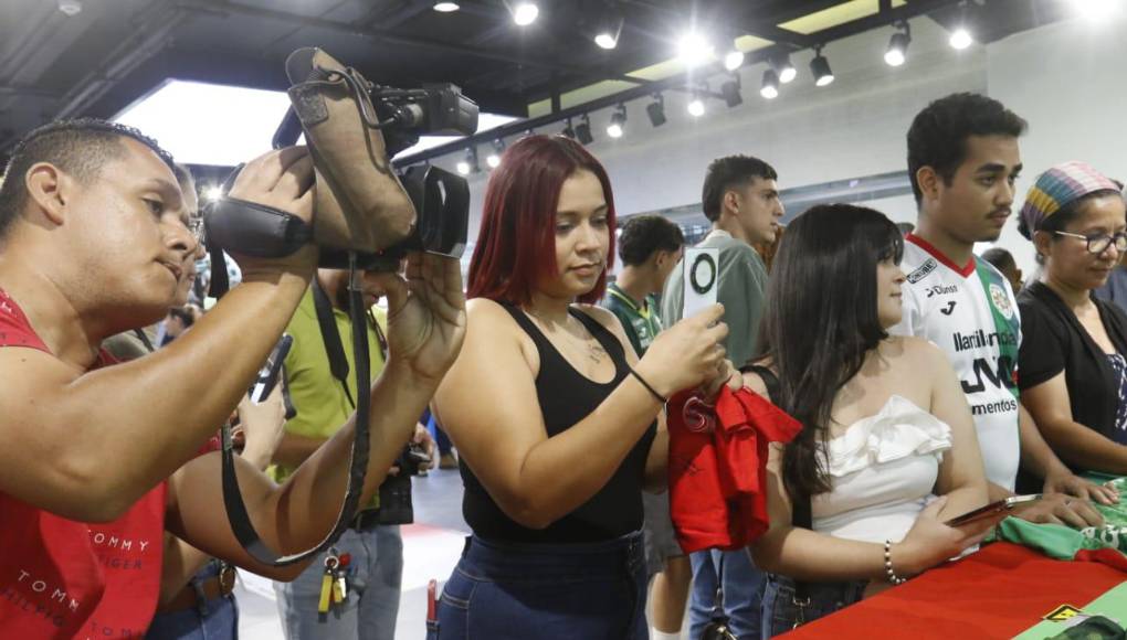 Las chicas también se hicieron presentes en la firma de autógrafos de los jugadores de Marathón. 