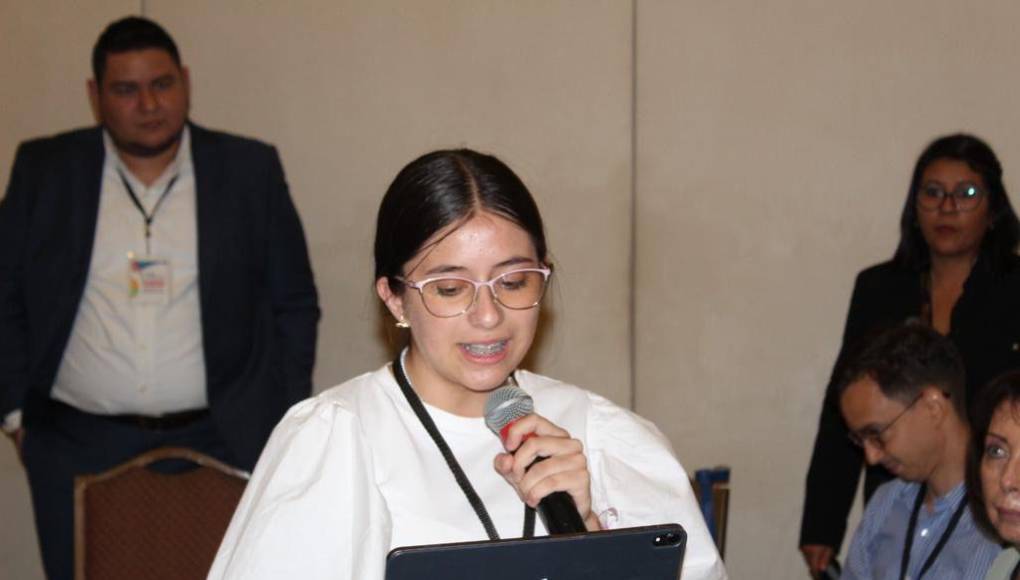 <b>Diana María tiene varias carreras en mente, pero debido a su formación multidisciplinaria, le está costando trabajo decidirse por una carrera o un solo ámbito, sin embargo, piensa en una ingeniería para no dejar olvidadas las ciencias o alguna licenciatura en relaciones internacionales para continuar los procesos activos de liderazgo, a escala internacional.</b> 