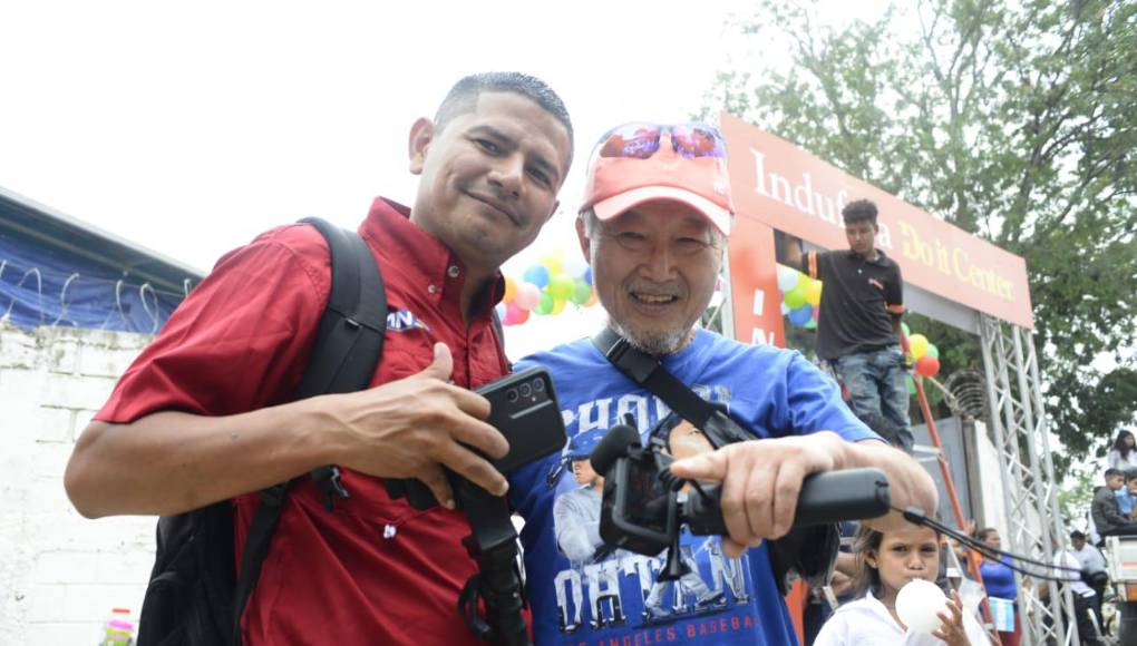 De cabello grisáceo y sonrisa que contagia alegría, el carismático papá de Shin Fujiyama habló en exclusiva con LA PRENSA durante la inauguración de la escuela número 67 en Chamelecón, misma que ayudó a construir en compañía de su esposa. 