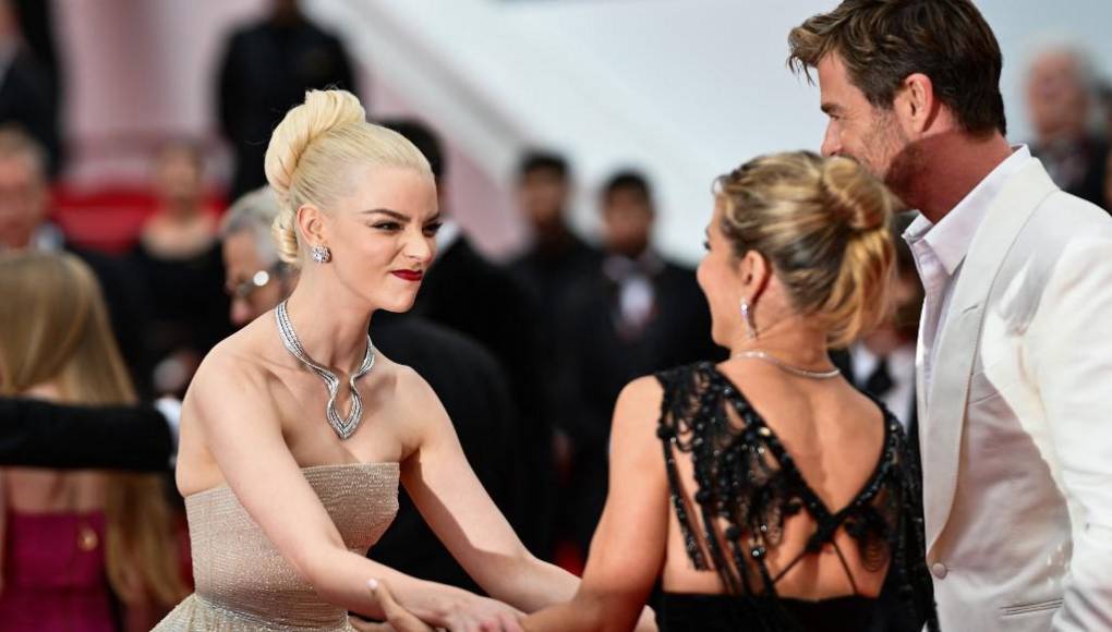 Anya Taylor-Joy saluda a los actores Chris Hemsworth y Elsa Pataky. 