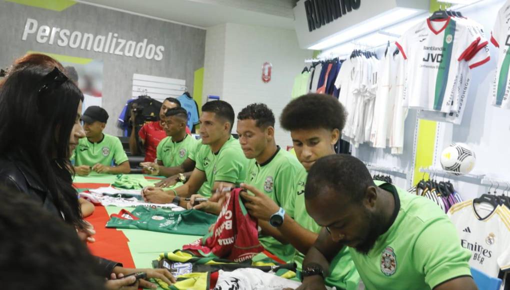 Cientos de aficionados compartieron con los futbolistas en un lindo evento en San Pedro Sula. 