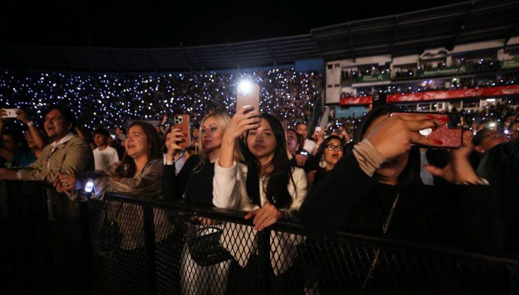 Los asistentes al concierto pudieron cantar y grabar a su ídolo sobre el escenario mientras interpretaba los temas con los que ha conquistado al público por décadas.