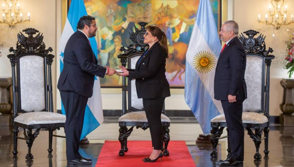 Hondureño Pablo Vilas presenta credenciales como embajador de Argentina en su propio país