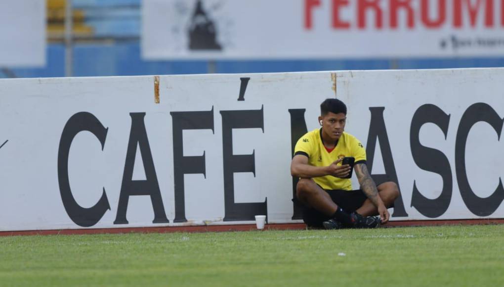 Bryan Moya se actualiza con las informaciones desde su celular.