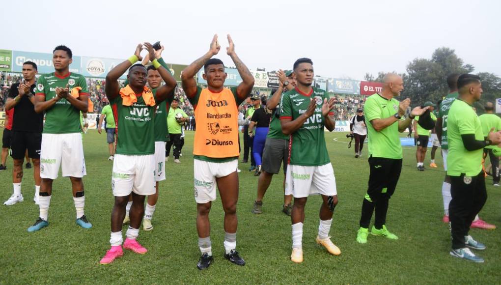 Los futbolistas aprovecharon para agradecer a la afición presente que estuvo acompañando al club. 
