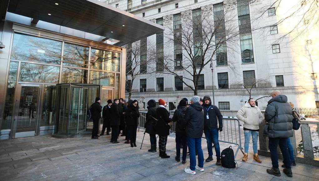 La acusación formal alega que desde al menos alrededor de 2004, hasta alrededor de 2022, inclusive, Hernández, que fue presidente de Honduras durante dos mandatos, participó en una conspiración corrupta y violenta de narcotráfico para facilitar la importación de cientos de miles de kilogramos de cocaína a los Estados Unidos. 