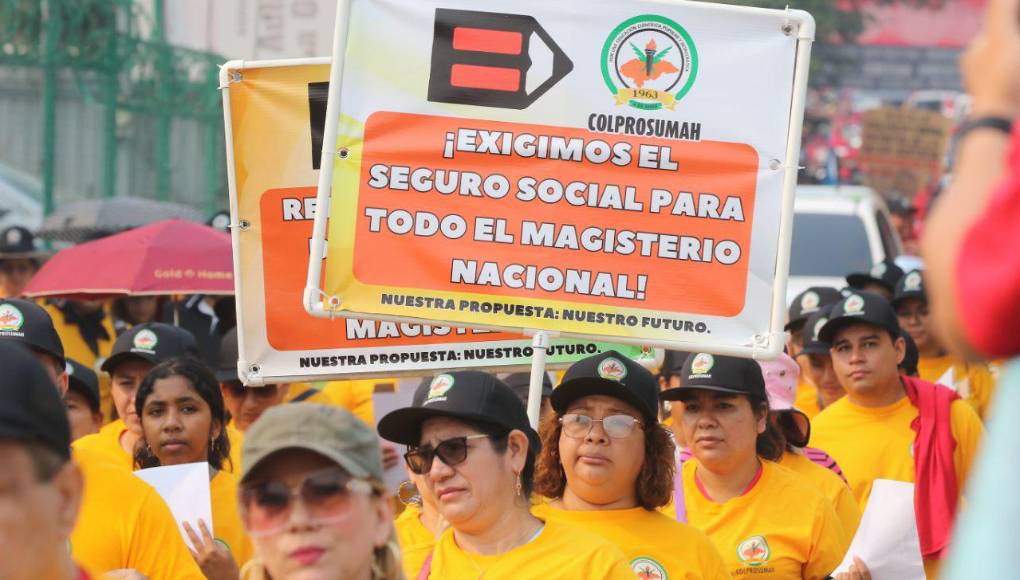 Miembros del Colegio Profesional de Superación Magisterial Hondureño (Colprosumah) también participan en la movilización, exigiendo “seguro social para todo el magisterio nacional”. 
