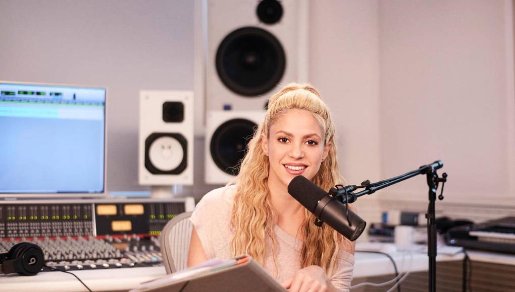 “Cuando le toqué esta canción al jefe de marketing de Sony, él vino y comenzó a llorar. Nunca antes había visto llorar a un hombre en mi estudio. He visto llorar a muchas mujeres en mi estudio, pero a ningún hombre. Uh, pero es un gran blandengue”, dijo la colombiana.