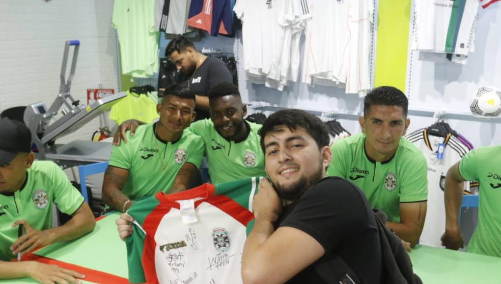En dicho evento, los jugadores del conjunto verdolaga y “La Tota” Medina firmaron autógrafos a los presentes y aprovecharon para tomarse fotografías con los aficionados presentes.