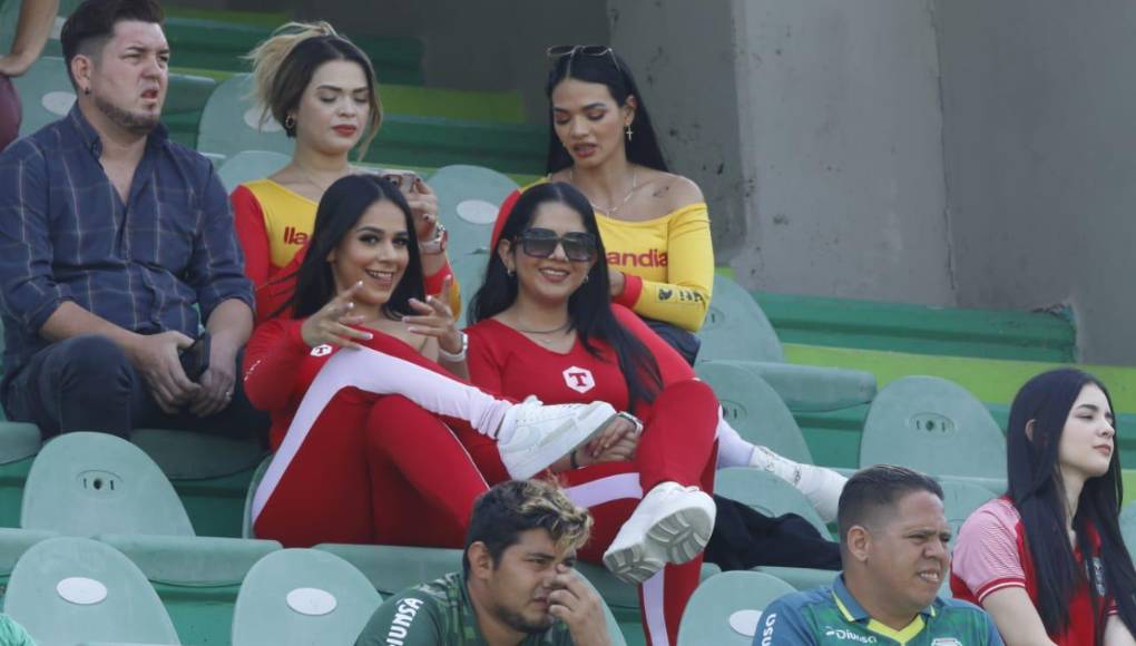 Las modelos que adornan el estadio Yankel Rosenthal durante el clásico entre Marathón y Real España.