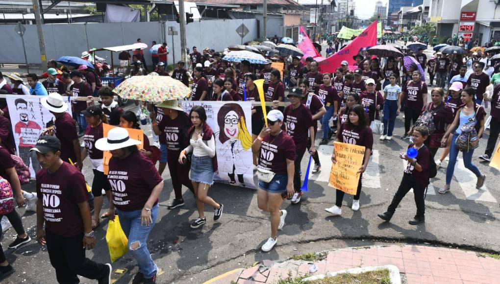 La movilización fue muy nutrida y arrancó desde el bulevar del este, frente a Megamall, y avanzó por toda la primera calle hasta llegar a la plaza de Las Banderas, cerca del Estadio Morazán. 