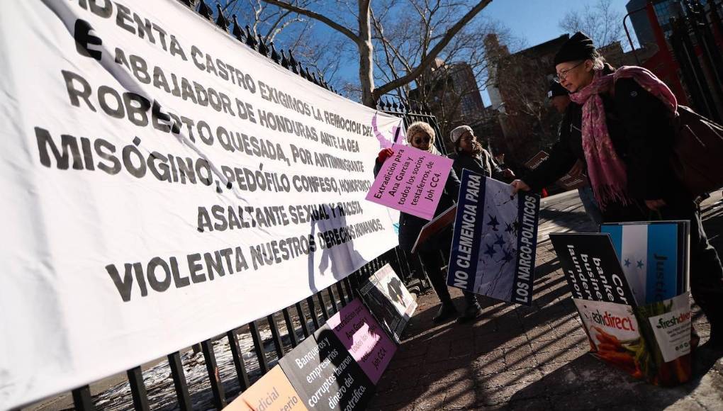 Los hondureños llevaron pancartas con consignas contra Juan Orlando Hernández.