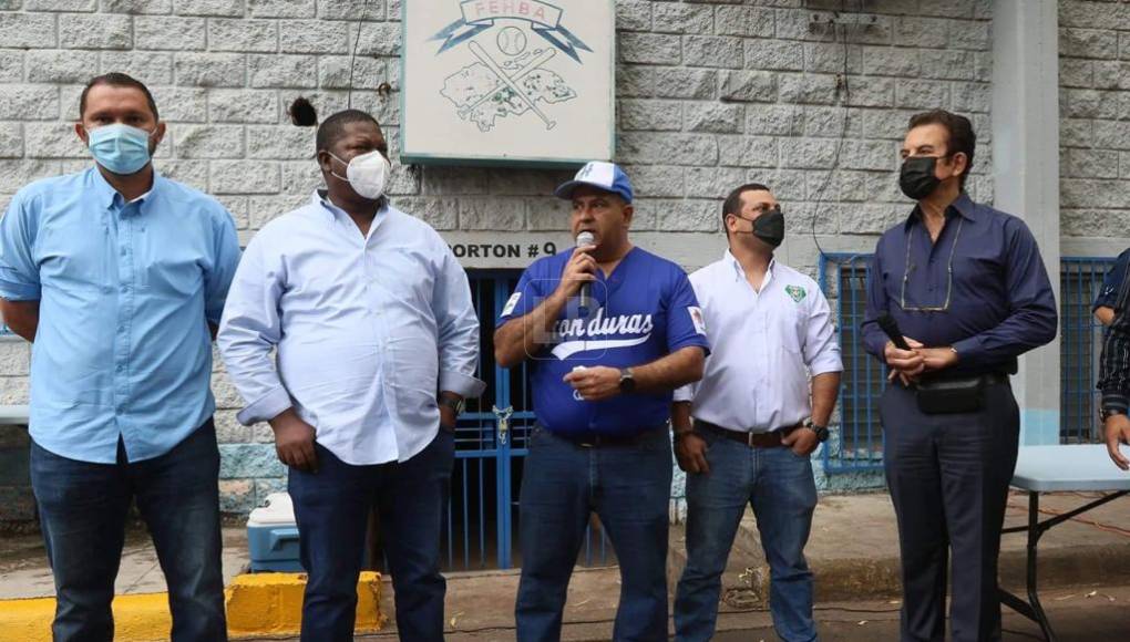 Este viernes por la mañana la Federación Hondureña de Beisbol (FHEBA) intentó llevar a cabo una conferencia de prensa en el Campo de Pelota Héctor “Chochi” Sosa con varios dirigentes, incluido el Designado Presidencial, Salvador Nasralla.