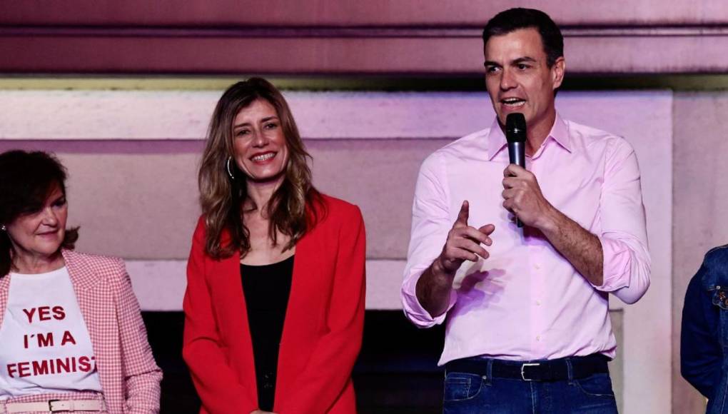 El Confidencial afirma que el “IE Africa Center de <b>Begoña</b> Gómez firmó en 2020 un acuerdo de patrocinio con Globalia” y que la esposa del presidente del Gobierno “se reunió en privado con el consejero delegado del ‘holding’ turístico, Javier Hidalgo, en las propias oficinas de la compañía”