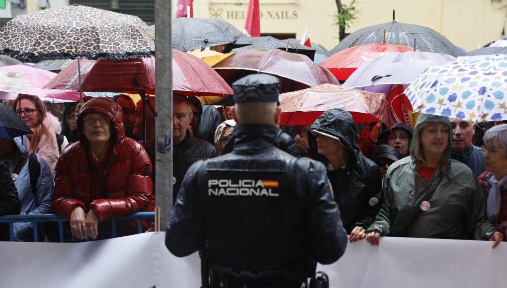 El conservador Partido Popular, primera formación de oposición, duda de que vaya a dimitir y enmarca su gesto en una estrategia <b>política</b> para victimizarse y reagrupar a sus filas. 