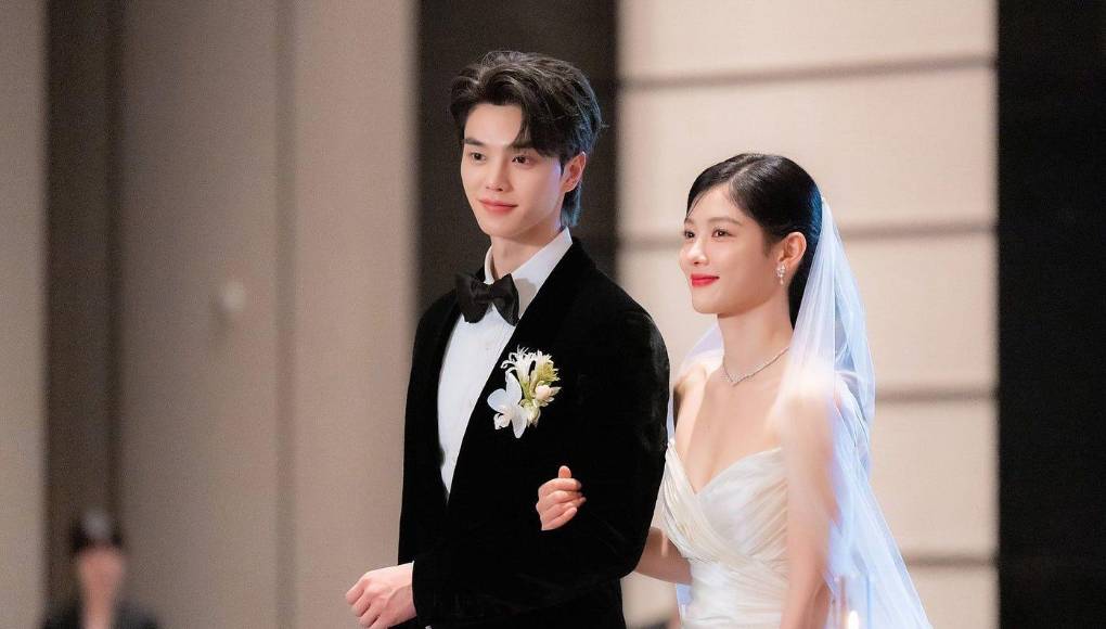 Song Kang, considerado uno de los actores más prometedores de la industria y el consentido de Netflix, ha protagonizado varias series entre ellas Mi adorable demonio. Ingresó al ejército el 2 de abril de 2024, fecha de Corea del Sur, primero de mes en Latinoamérica.Song Kang deberá cumplir con los 18 meses requeridos. Este período de tiempo incluye las semanas de entrenamiento básico, seguido de su asignación a una unidad militar específica a la cual previamente haya solicitado ingresar y en la que reunió los requisitos para entrar. Esa información suele ser confidencial en el caso de los famosos.