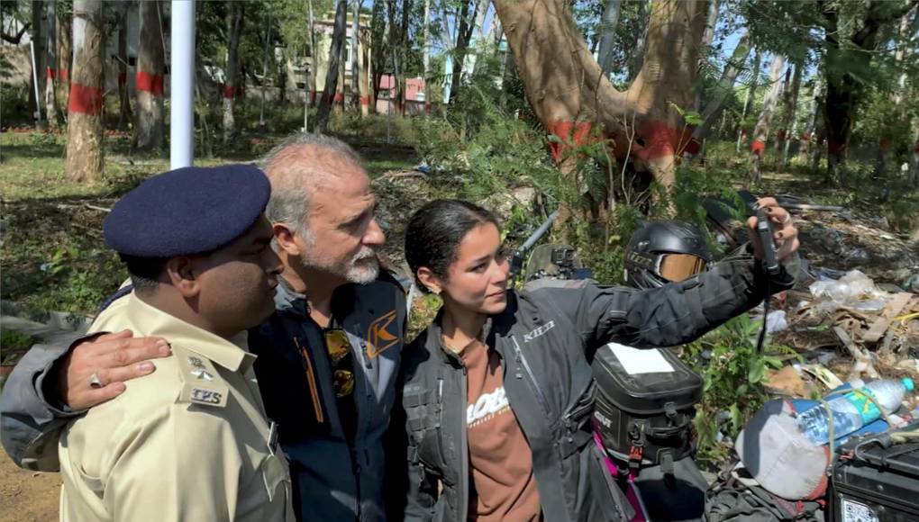 La pareja española acudió esta mañana a declarar por última vez ante la policía, antes de subirse a sus motocicletas y emprender un viaje de aproximadamente dos días hacia Nepal, su último destino antes de volver a España. 
