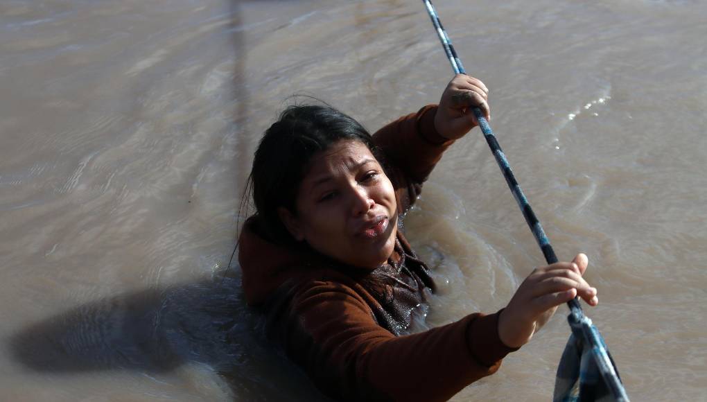  “Vamos a atender a las personas con orden, señores, si hay desmanes y desorden, no vamos atender a nadie”, advirtió un agente a los migrantes.
