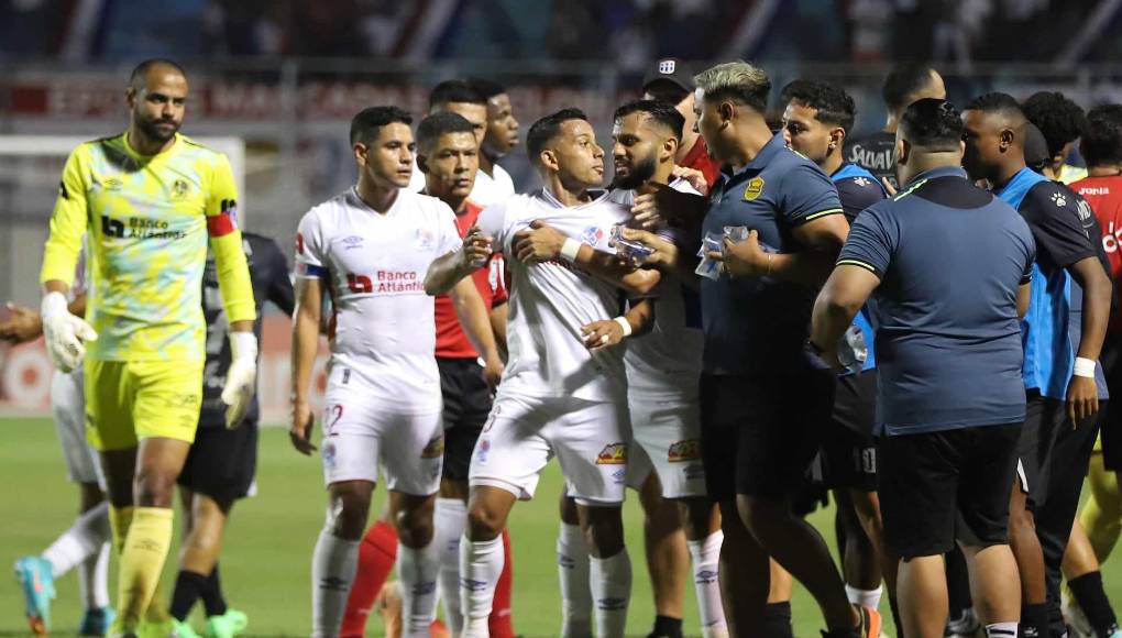 Debido a su agresión contra Devron García, Edwin Rodríguez peligra un castigo mayor a un partido.